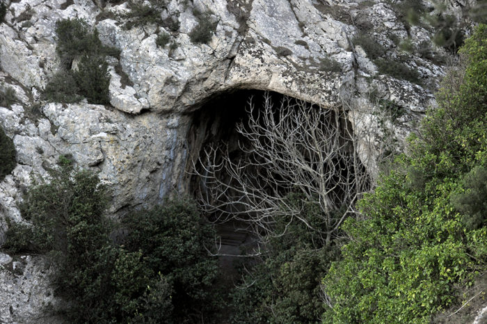 Grotte Rolland, Repaire des Truands, Massif des Calanques de Marseille Grotte Rolland, Repaire des Truands, Massif des Calanques de Marseille