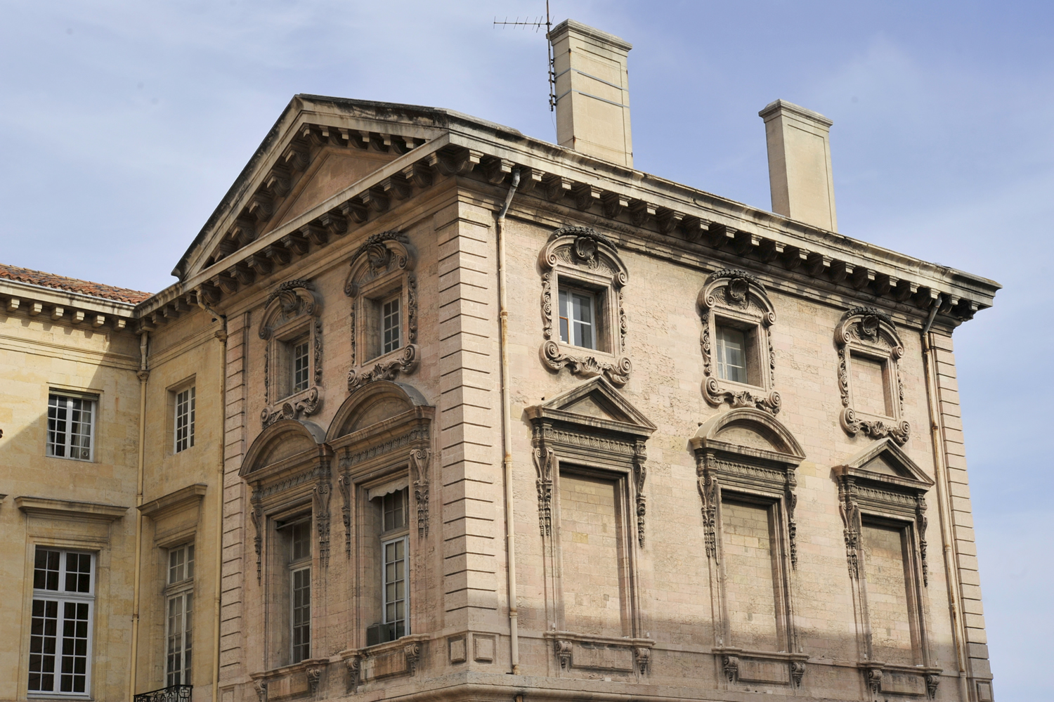 Les Fenêtres Murées du Pavillon Puget, indigne toit !