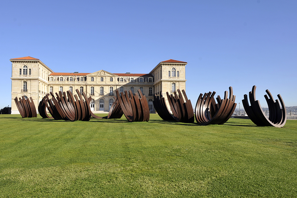 84 Arcs / Désordre 2013 par Bernar Venet
