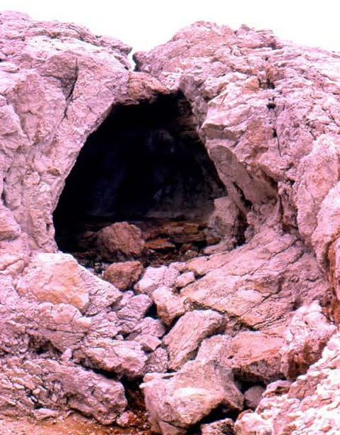 La Grotte des Morts, île de Jarre