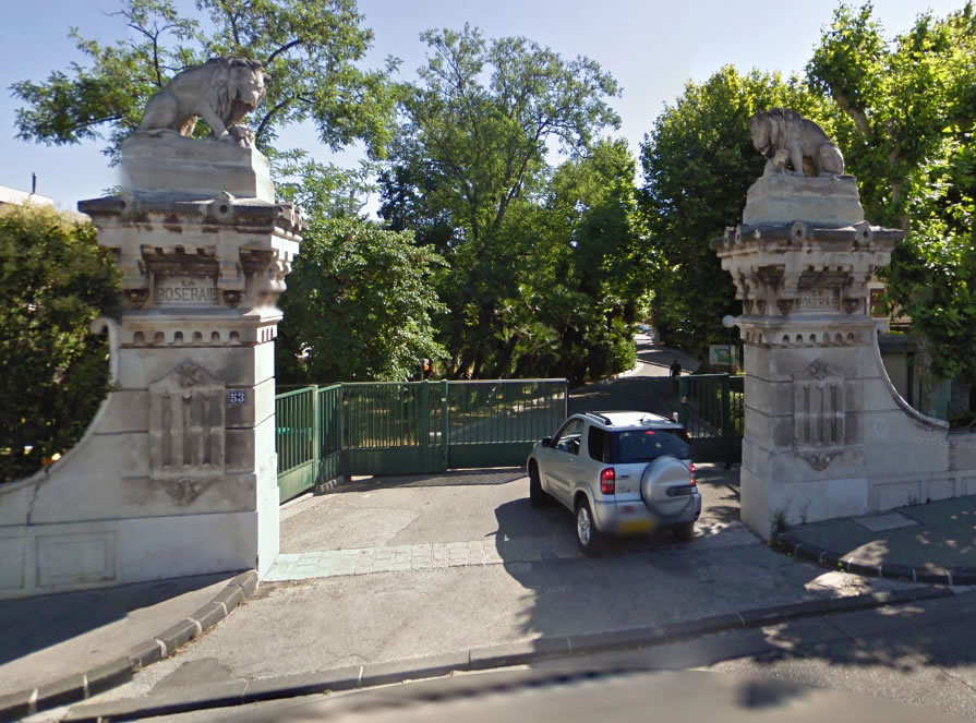 La Roseraie et ses deux lions protecteurs