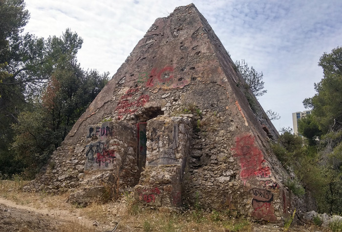 Pyramide du Roy d'Espagne, le tombeau de Camille Georges, Marseille Pyramide du Roy d'Espagne, le tombeau de Camille Georges, Marseille