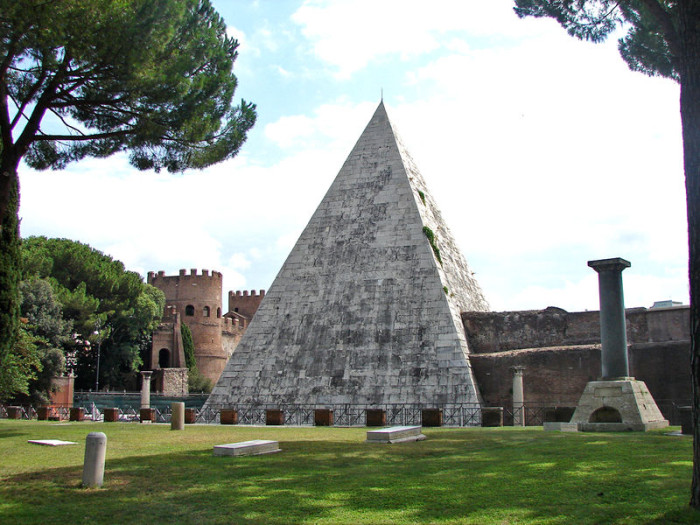Pyramide du Roy d'Espagne, le tombeau de Camille Georges, Marseille Pyramide du Roy d'Espagne, le tombeau de Camille Georges, Marseille