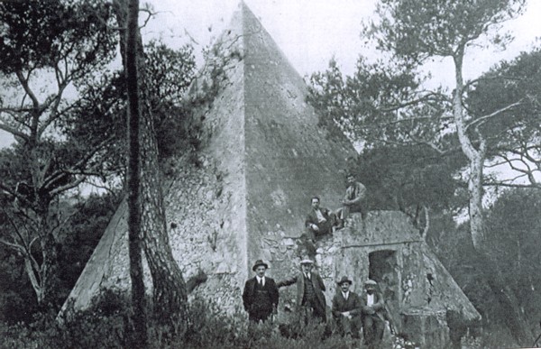 Pyramide du Roy d'Espagne, le tombeau de Camille Georges, Marseille Pyramide du Roy d'Espagne, le tombeau de Camille Georges, Marseille