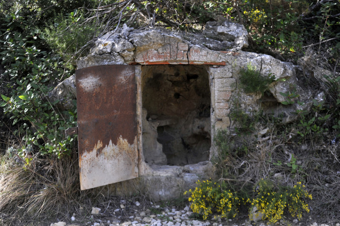 Source des Ouides, Parc Départemental de la Nègre, Marseille Source des Ouides, Parc Départemental de la Nègre, Marseille