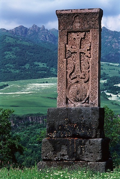 Le Khatchkar, Conseil Régional de Marseille, Don de la ville d'Etchmiadzin khatchkar-etchmiadzine-conseil-regional-27-place-jules-guesde-13002-marseille-3