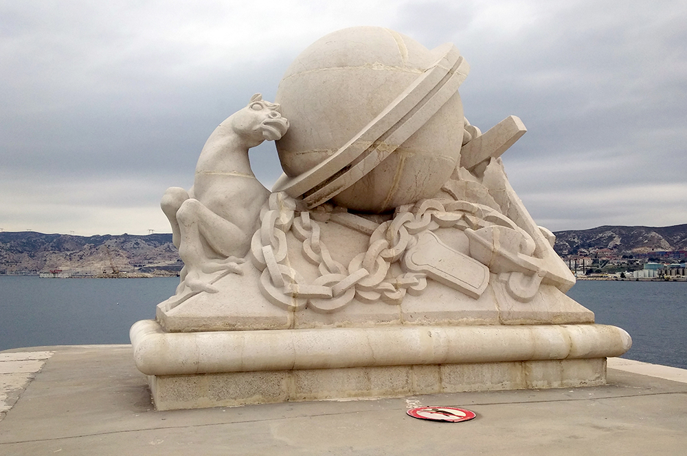 Les Deux Monumentales Sculptures du Terminal 4