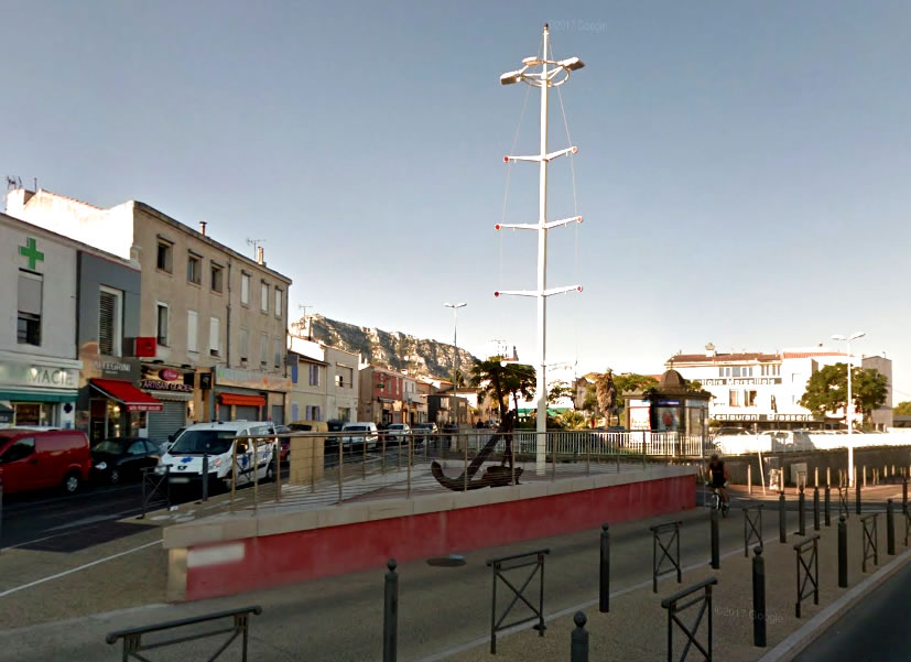 Place Joseph Vidal et le Mât du Vieux-Port