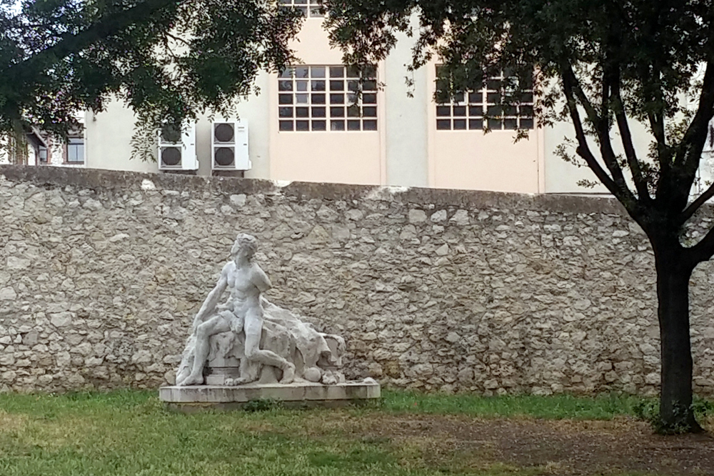 Piédestal n°2 du Monument de Pierre Puget