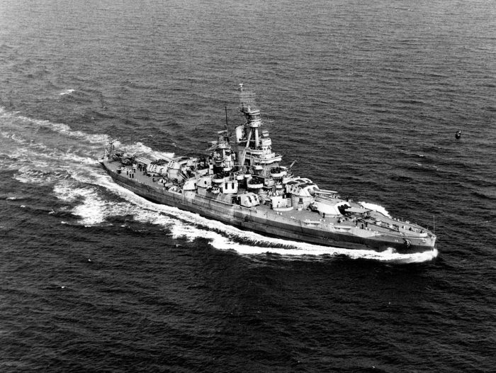 Mangue reçoit 55 obus du cuirassé Nevada le 24 août 1944