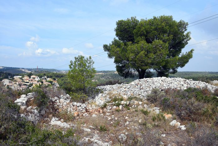L'Oppidum des Mayans et le Hameau Fantôme, Marseille, Provence L'Oppidum des Mayans et le Hameau Fantôme, Marseille, Provence