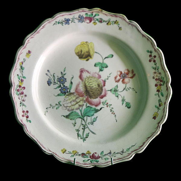Assiette circulaire à bord contourné, décor de petit feu polychrome, de fleurs Ateliers de la Veuve Perrin, Reine de la Faïence, Montredon, Marseille