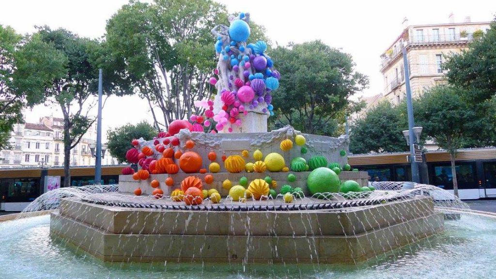 Autre création marseillaise sur la Fontaine des Danaïdes lors du Festival POC (© Mademoiselle Maurice) Autre création marseillaise sur la Fontaine des Danaïdes lors du Festival POC (© Mademoiselle Maurice)